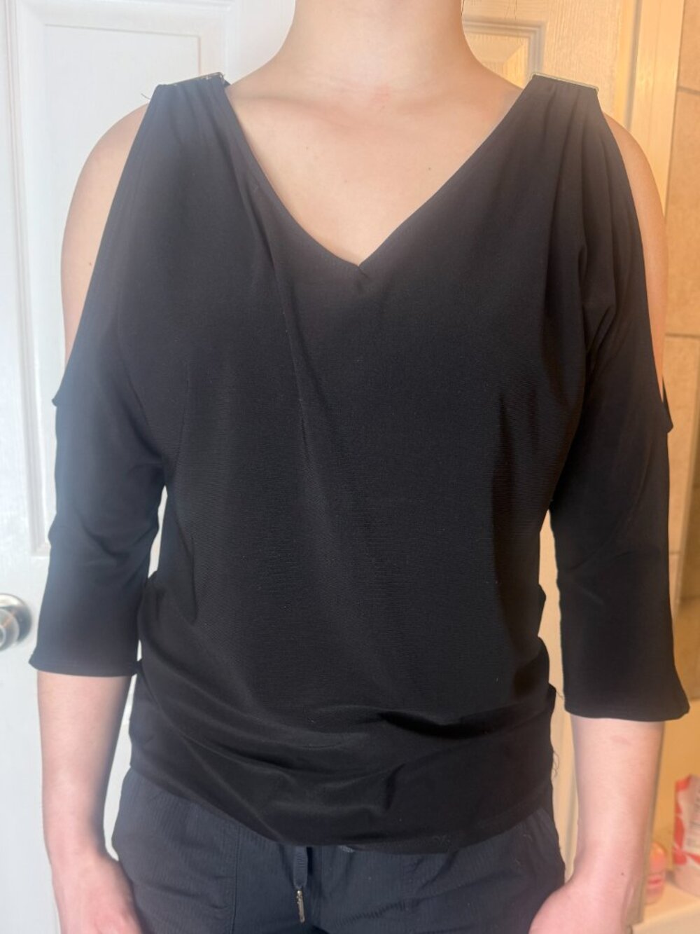 Melanie Lyne Black Cold Shoulder V-Neck Top – Medium